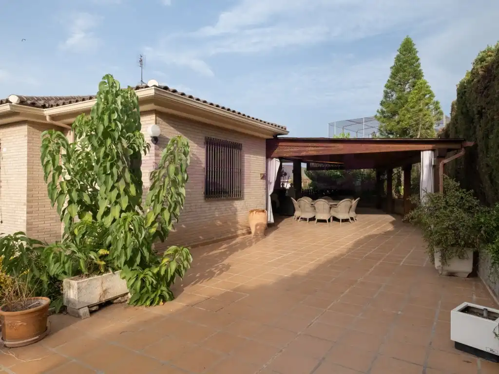 Garden of Houses for sale in Chiva  with Air Conditioner, Heating and Furnished