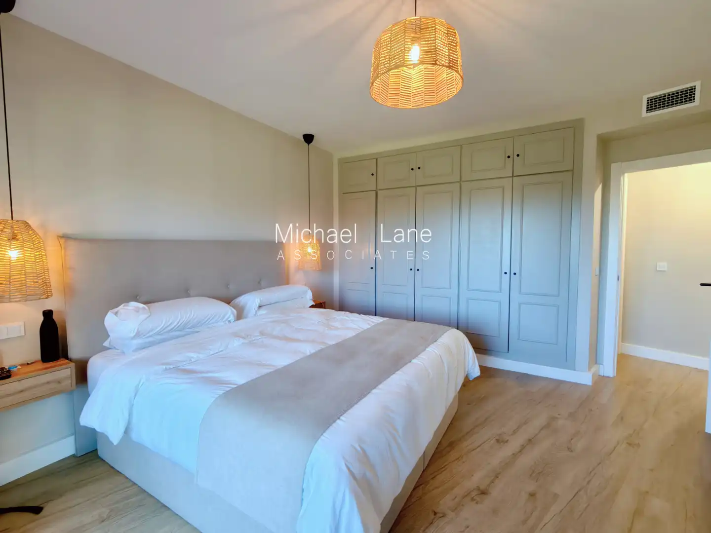 Schlafzimmer von Wohnung zum Verkauf in Sotogrande mit Klimaanlage, Privatgarten und Terrasse