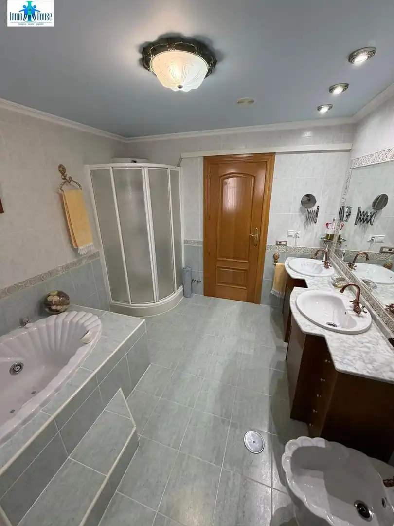 Bathroom of Detached homes for sale in Albacete  with Air Conditioner, Heating and Private garden
