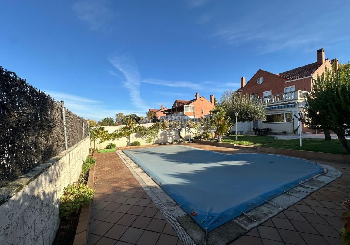 Swimming pool of Single-family semi-detached for sale in Coslada  with Air Conditioner