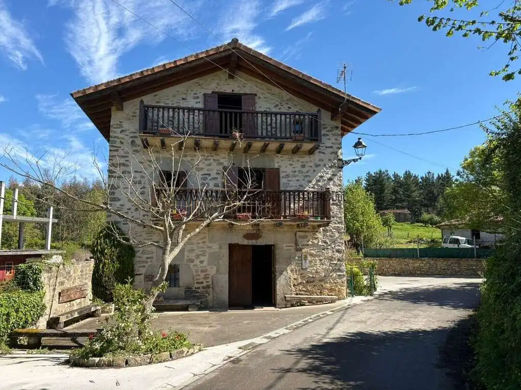 Außenansicht von Country house zum Verkauf in Ayala / Aiara mit Heizung