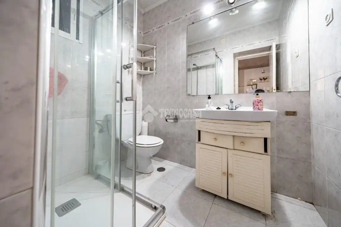 Bathroom of Flat for sale in Madrid  with Heating