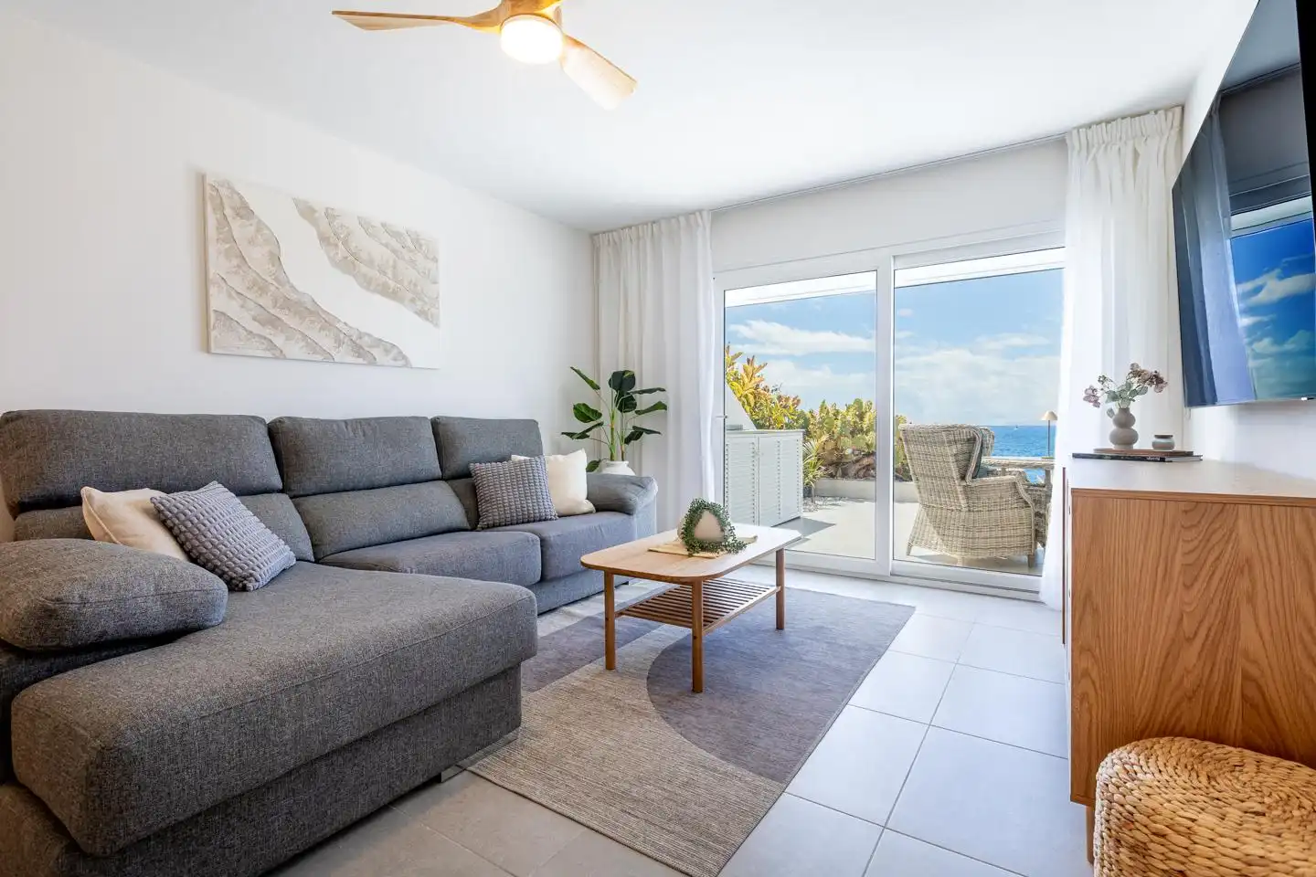 Sala d'estar de Planta baixa en venda en Santiago del Teide amb Jardí privat, Terrassa i Piscina