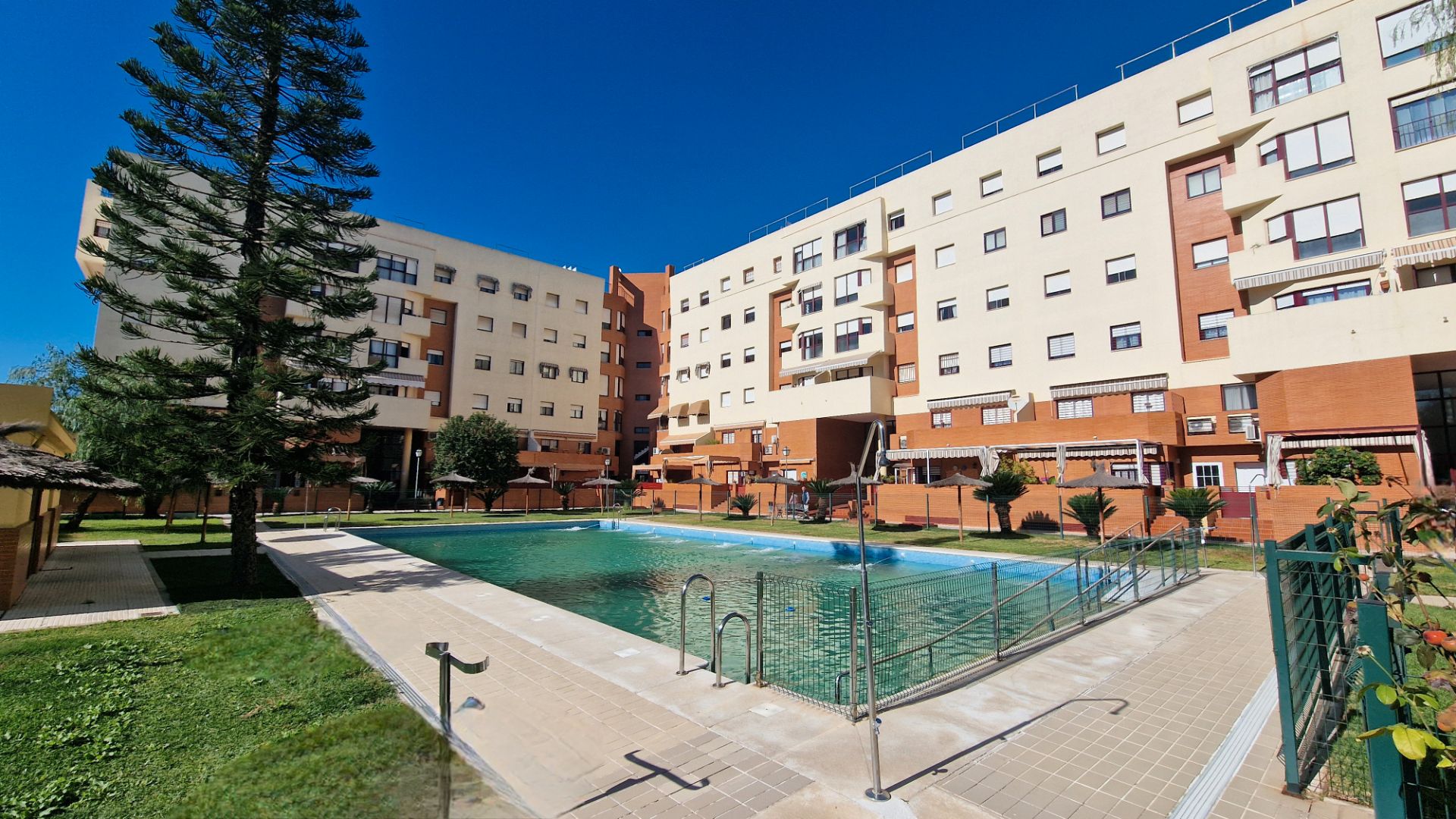 Exterior view of Flat for sale in Mairena del Aljarafe  with Air Conditioner and Community pool