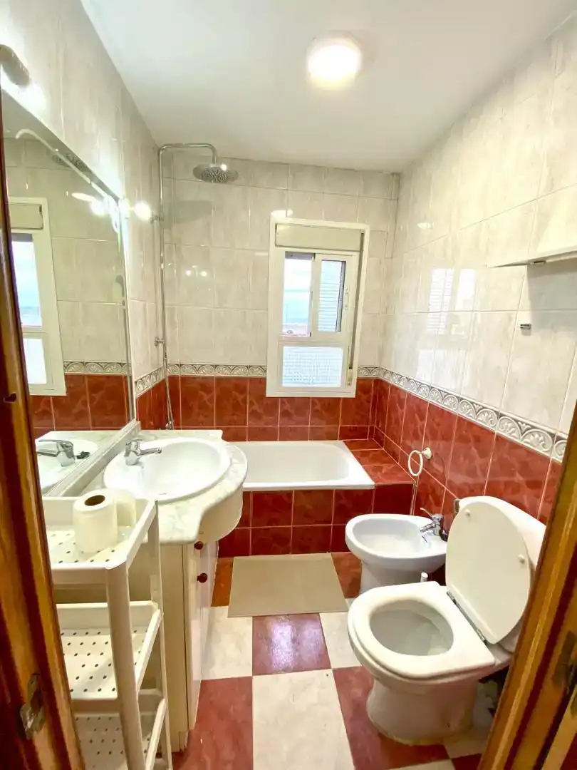 Bany de Apartament de lloguer en Coslada amb Parquet i Moblat