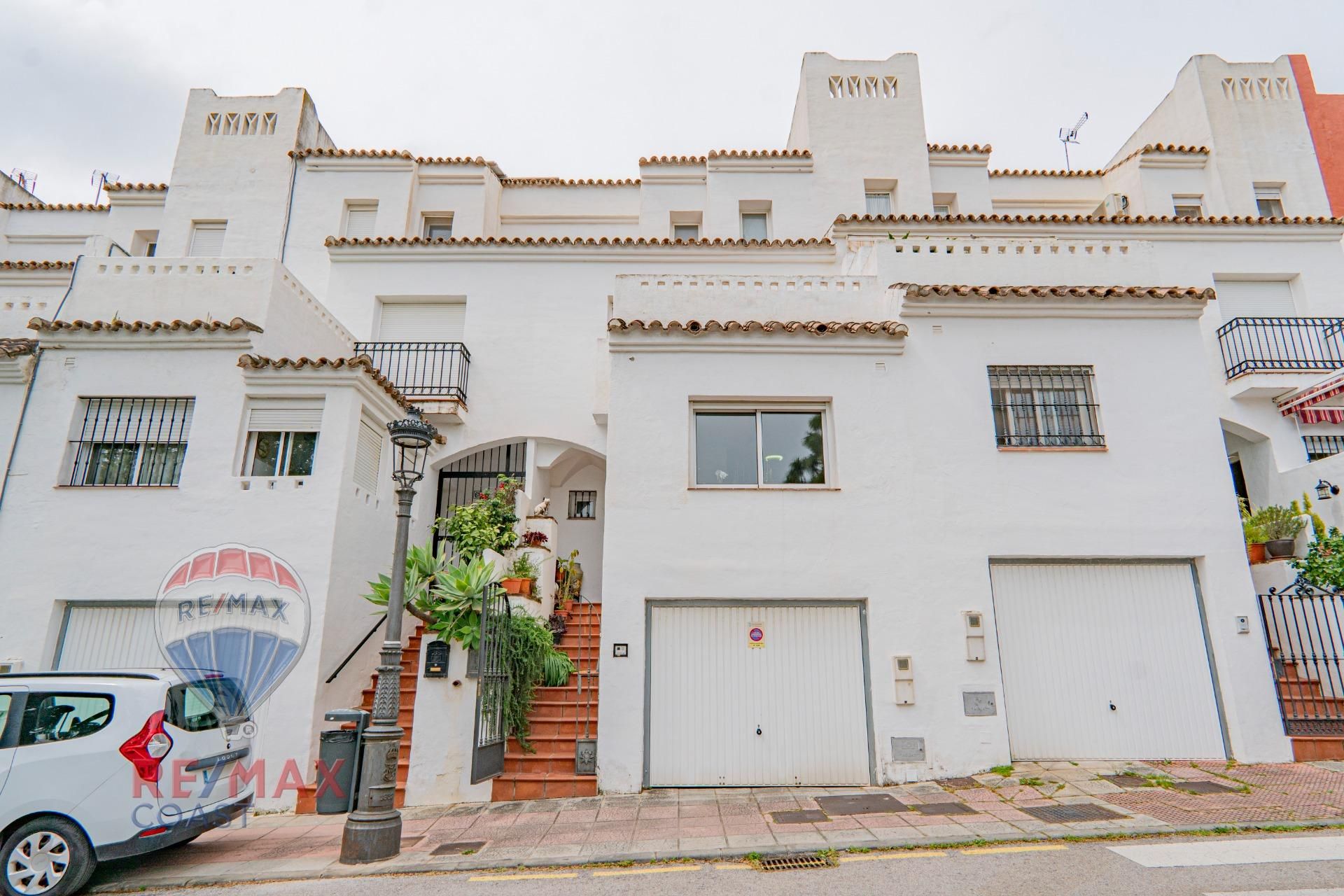 Vista exterior de Casa adosada en venda en Estepona amb Aire condicionat, Calefacció i Parquet