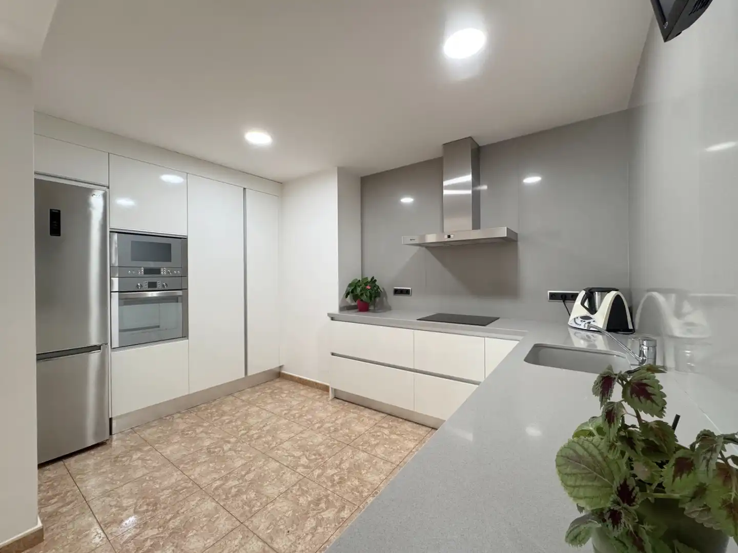 Küche von Einfamilien-Reihenhaus zum Verkauf in L'Escala mit Klimaanlage und Terrasse