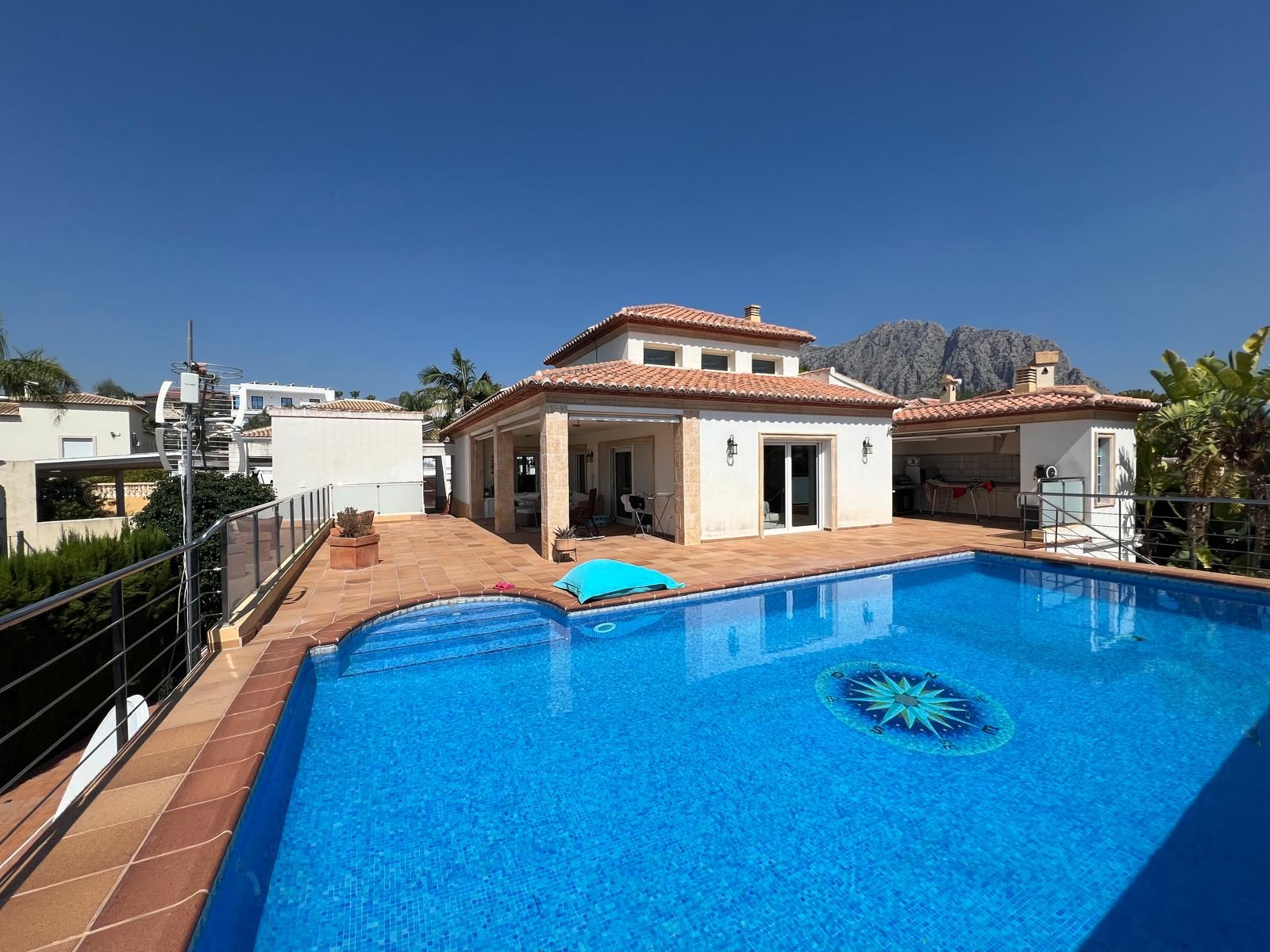 Vista exterior de Casa o xalet en venda en Beniarbeig amb Aire condicionat, Terrassa i Piscina