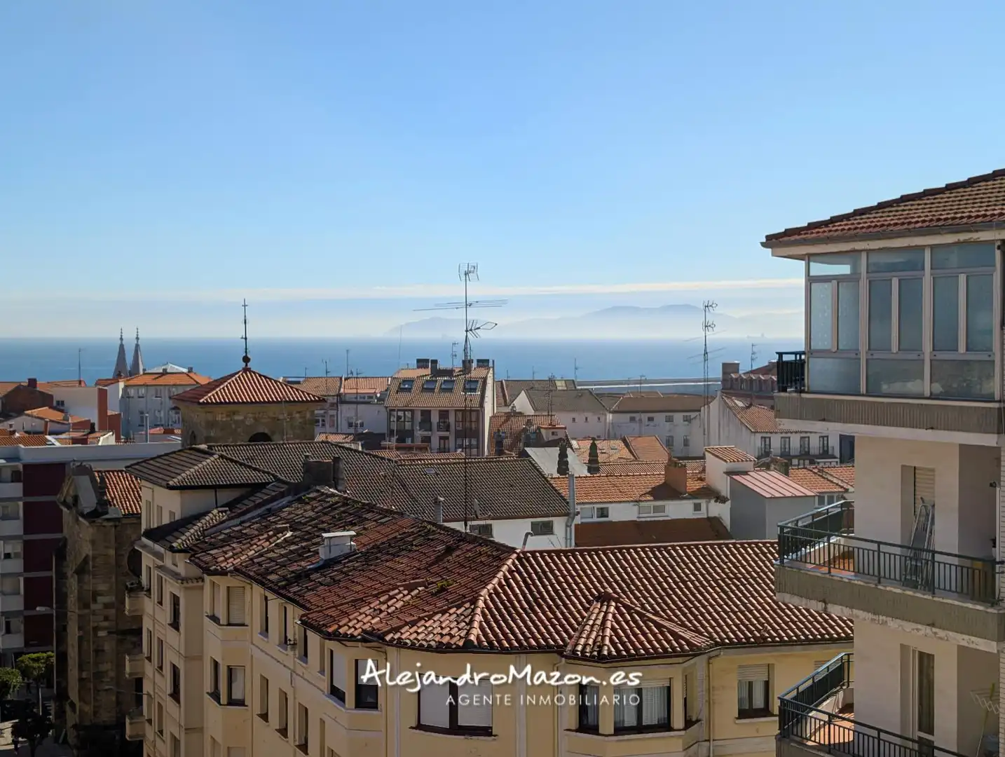 Vista exterior de Pis en venda en Castro-Urdiales amb Calefacció, Parquet i Terrassa