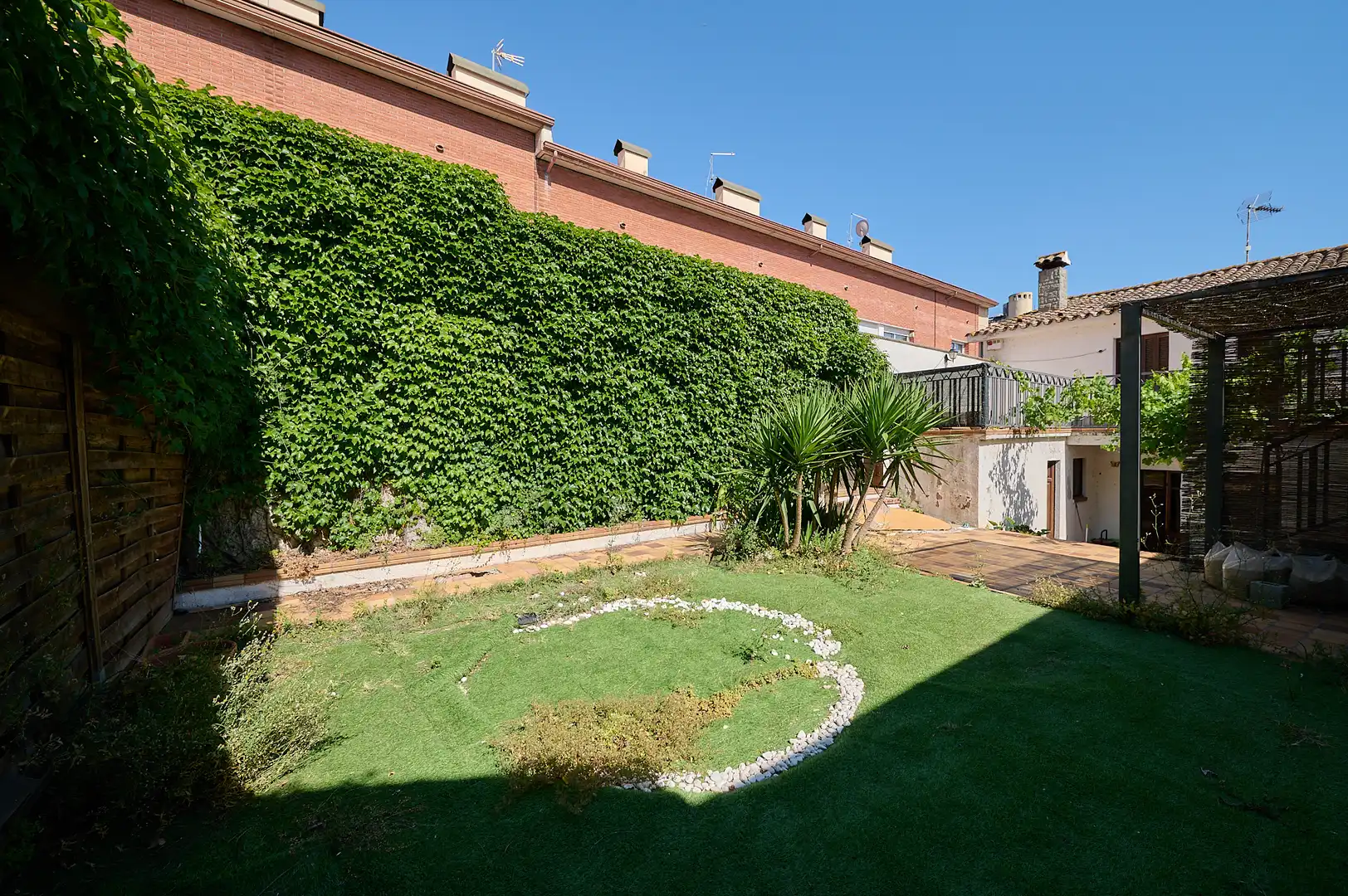 Casa con terraza en venta en Carrer Castellar, imagen 2