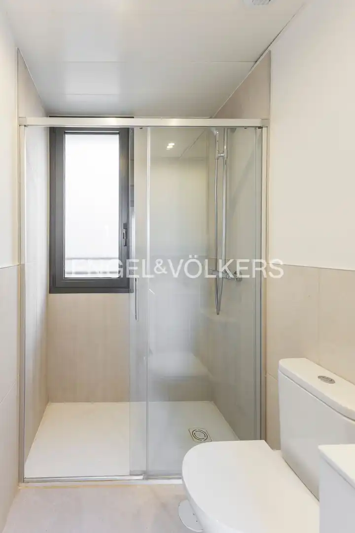 Baño de Piso de alquiler en Madrid con Aire acondicionado, Calefacción y Jardín privado