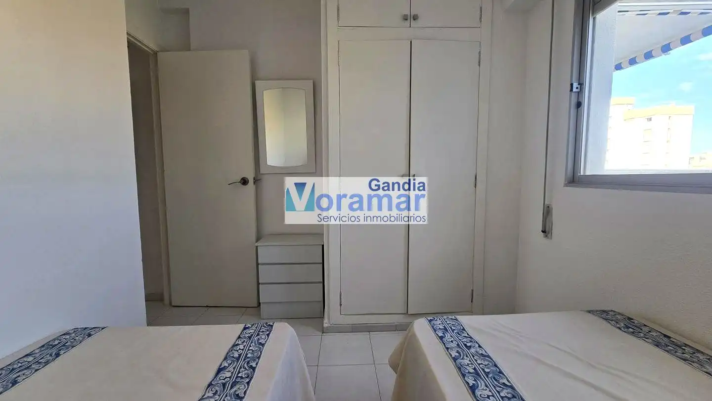 Dormitori de Apartament de lloguer en Gandia amb Terrassa, Moblat i Piscina comunitària
