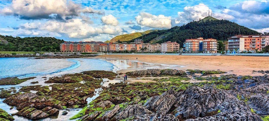 Vista exterior de Àtic en venda en Castro-Urdiales amb Calefacció, Parquet i Terrassa