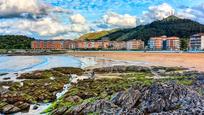 Vista exterior de Àtic en venda en Castro-Urdiales amb Calefacció, Parquet i Terrassa