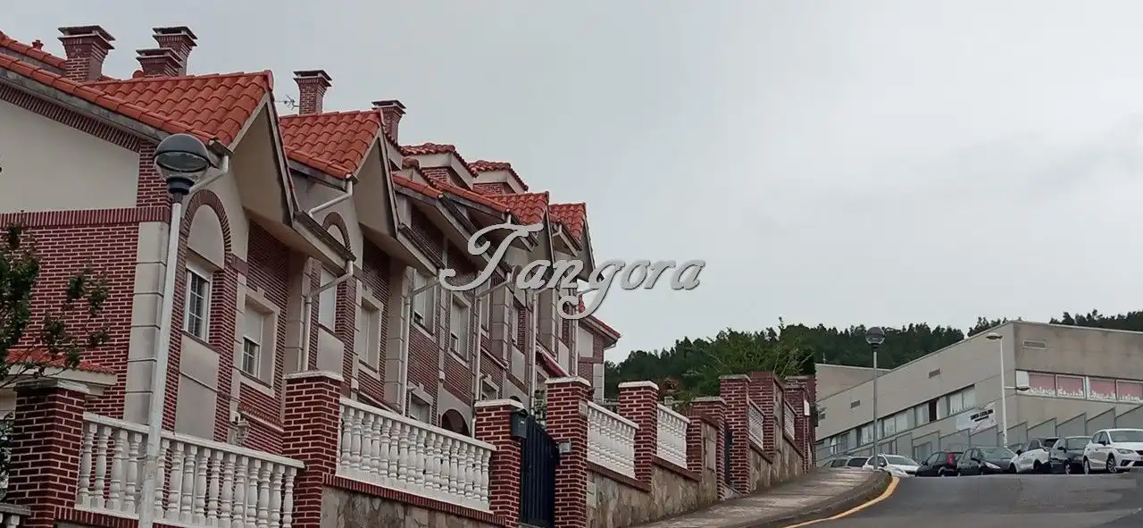 Außenansicht von Einfamilien-Reihenhaus zum Verkauf in Castro-Urdiales mit Heizung, Parkett und Terrasse