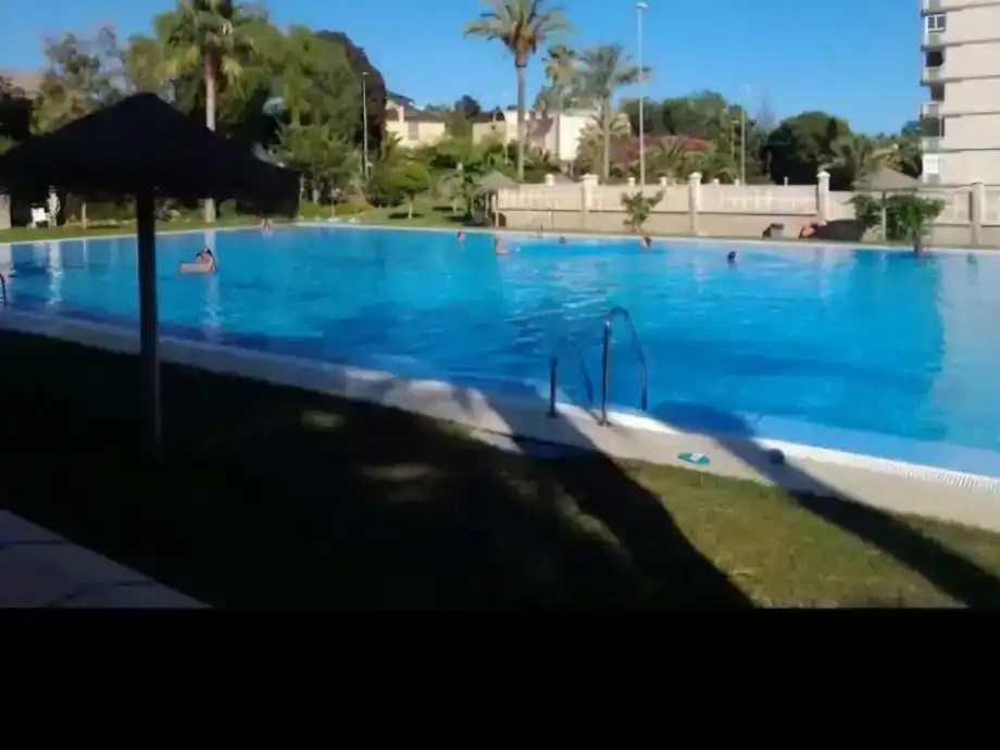 Schwimmbecken von Wohnung zur Miete in Roquetas de Mar mit Klimaanlage und Schwimmbad