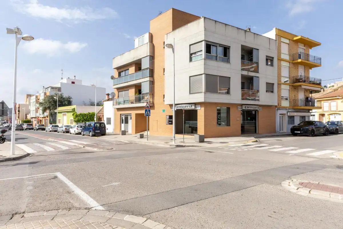 Außenansicht von Wohnung zum Verkauf in Montserrat mit Klimaanlage und Heizung