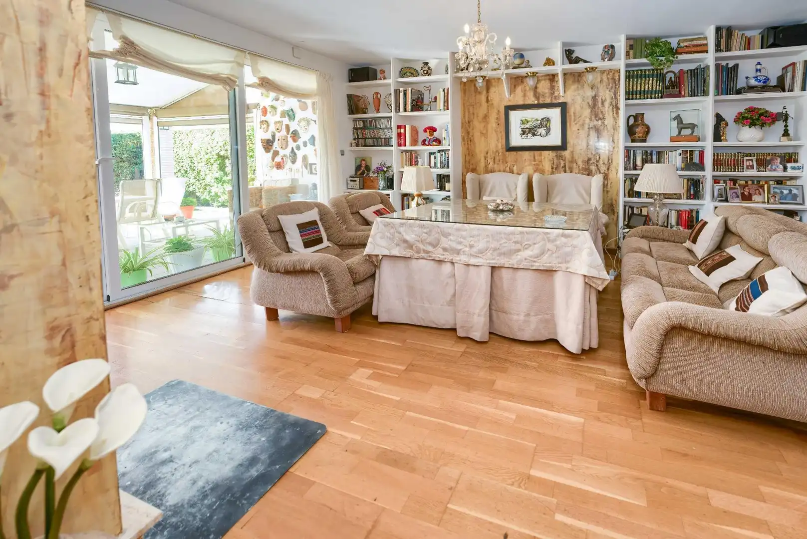 Sala d'estar de Casa o xalet en venda en Espartinas amb Aire condicionat, Jardí privat i Terrassa