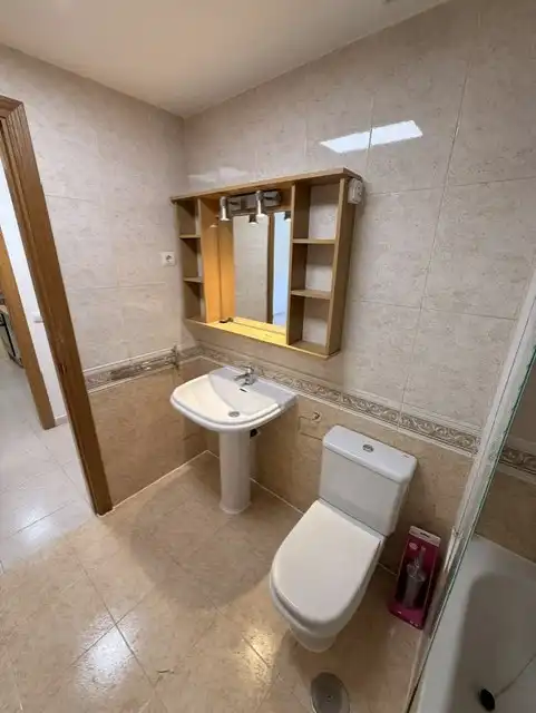 Badezimmer von Wohnung zur Miete in Camarma de Esteruelas mit Ofen und Waschmaschine