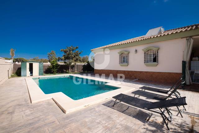 Casa-chalet en Alquiler en Avenida de Fuentebravía en Cuatro Pinos - El Carmen