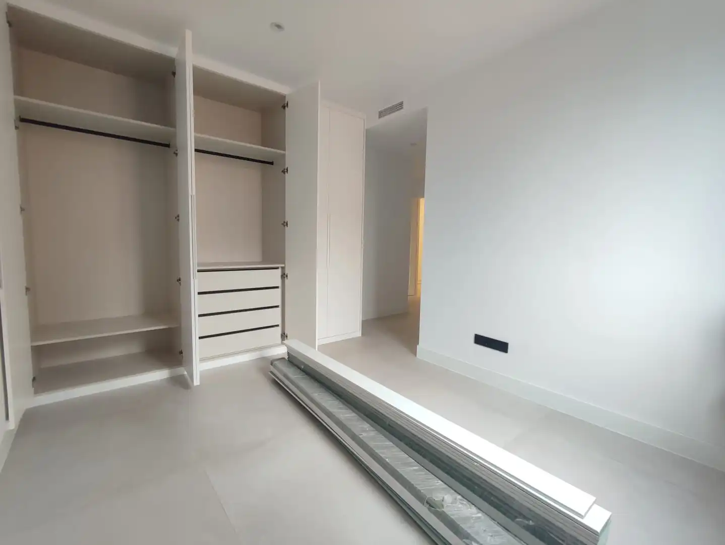 Schlafzimmer von Dachboden zum Verkauf in Estepona mit Terrasse und Schwimmbad