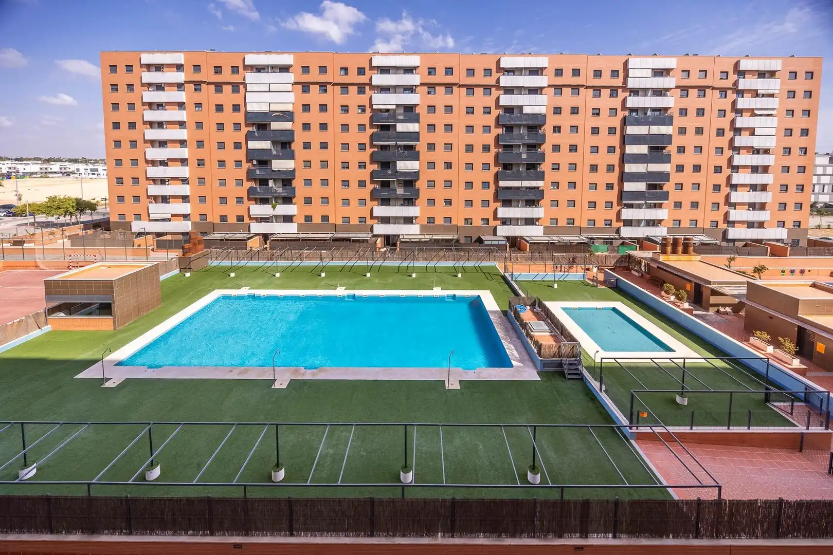 Schwimmbecken von Wohnung zum Verkauf in Dos Hermanas mit Klimaanlage, Terrasse und Abstellraum