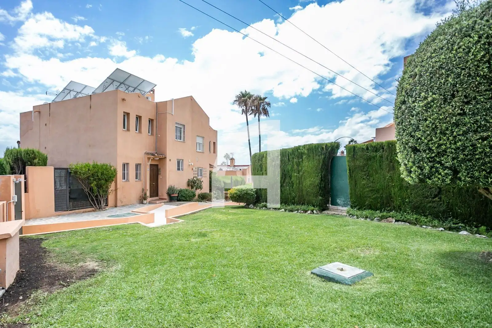 Garten von Einfamilien-Reihenhaus zum Verkauf in Estepona mit Heizung, Terrasse und Schwimmbad