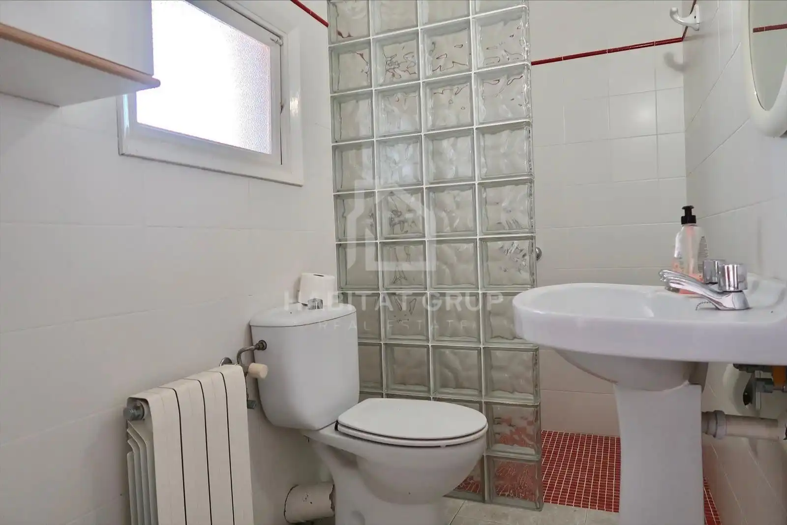 Badezimmer von Wohnung zum Verkauf in Es Castell mit Heizung und Privatgarten