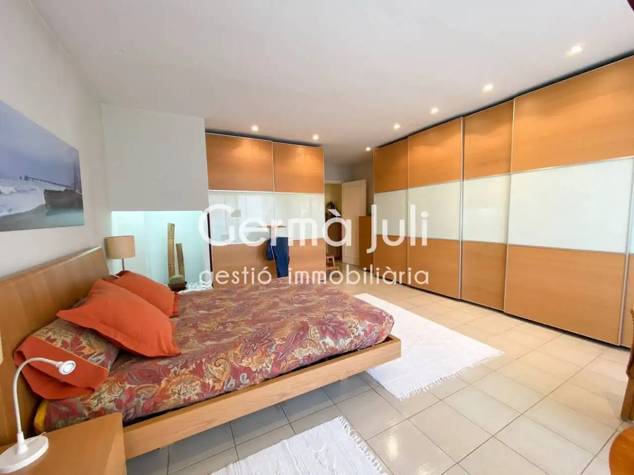 Schlafzimmer von Einfamilien-Reihenhaus zum Verkauf in Badalona mit Klimaanlage, Heizung und Privatgarten