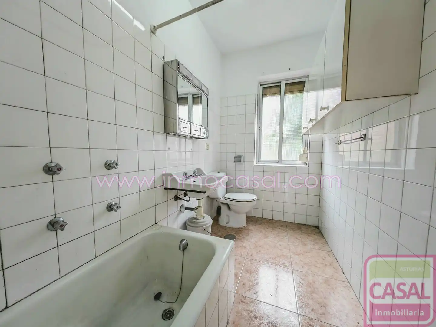 Bathroom of Flat for sale in Langreo  with Terrace and Storage room