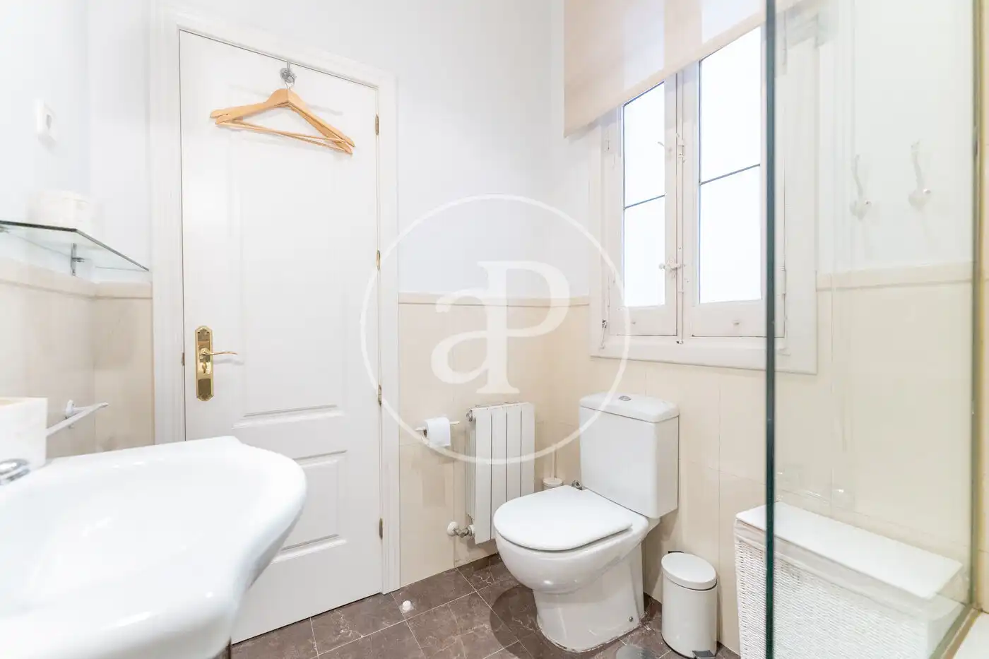 Bathroom of Flat for rent in Madrid  with Air Conditioner, Heating and Private garden