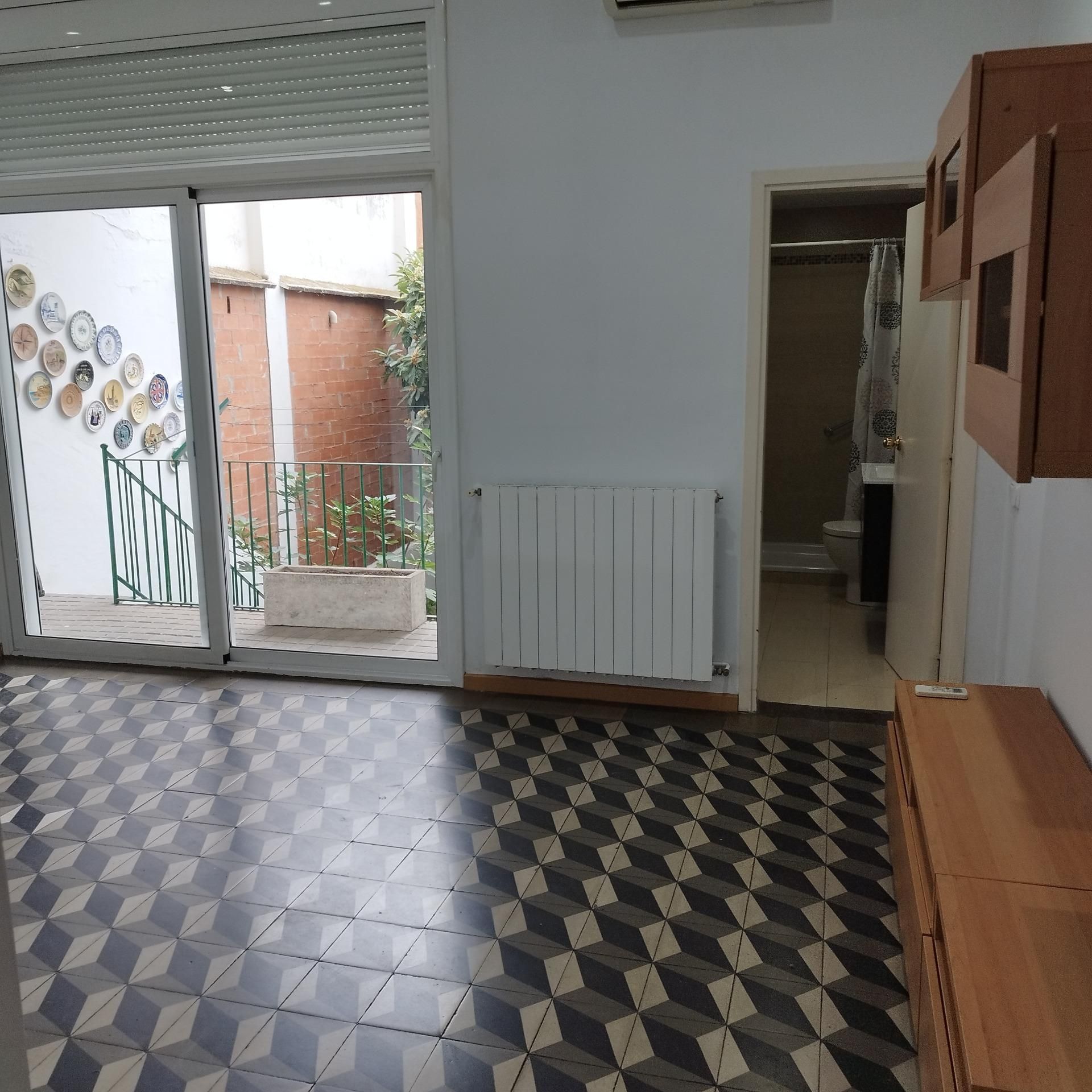 Dormitori de Pis de lloguer en Badalona amb Aire condicionat, Calefacció i Jardí privat