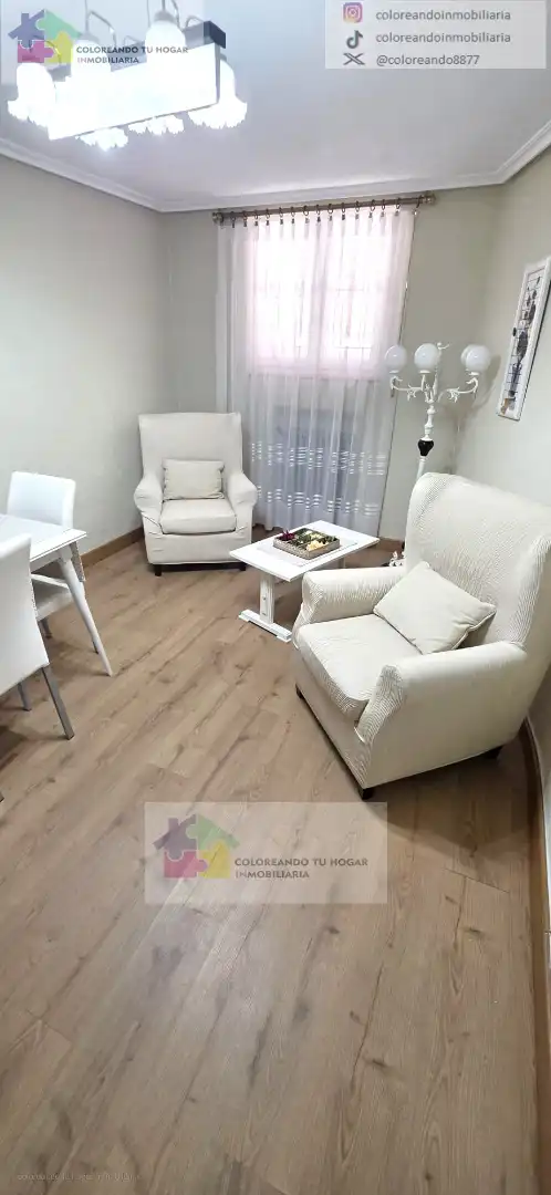 Sala d'estar de Casa o xalet en venda en La Pola de Gordón  amb Calefacció, Jardí privat i Parquet