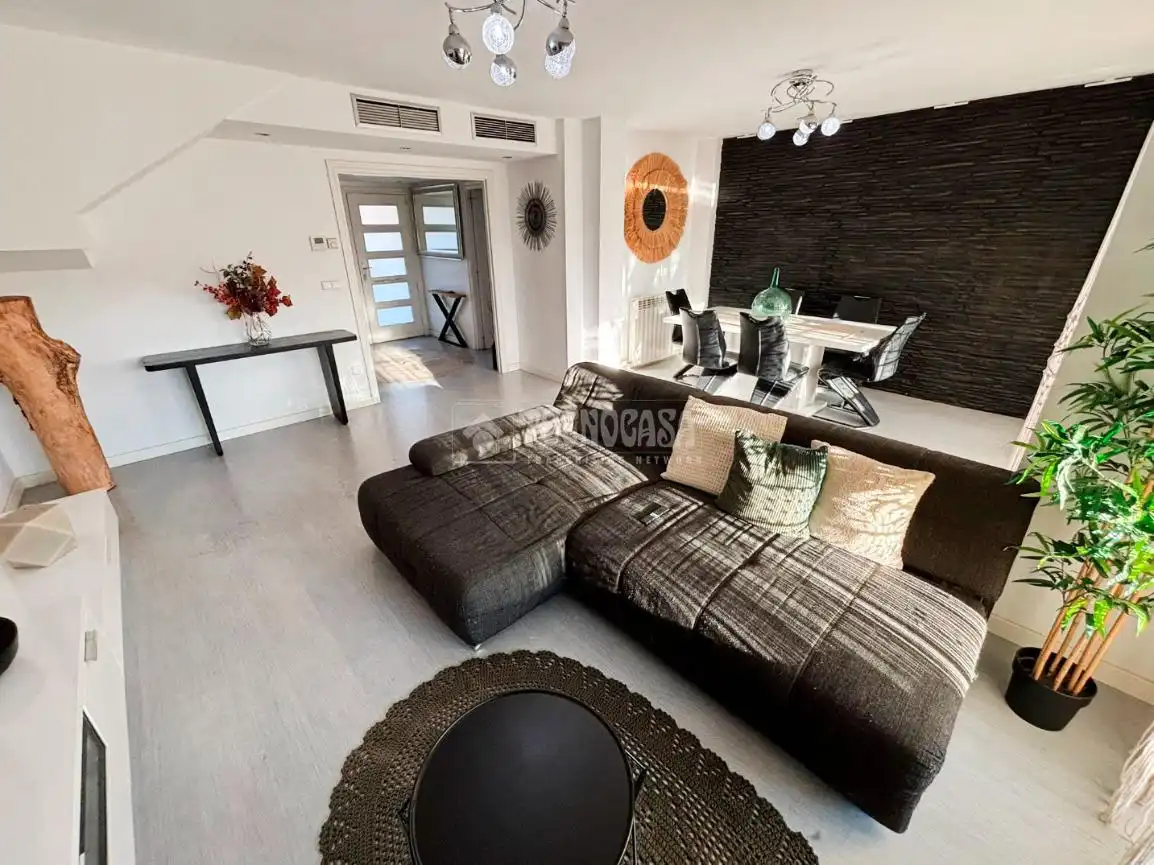 Sala de estar de Casa adosada en venta en Zaragoza con Aire acondicionado