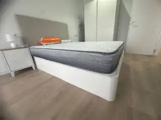 Dormitori de Apartament de lloguer en León Capital  amb Calefacció, Parquet i Terrassa
