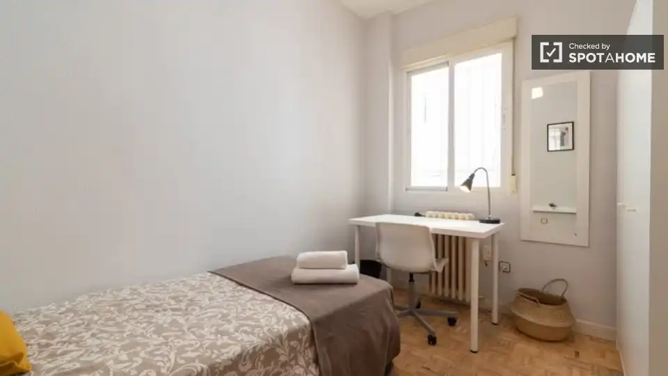 Bedroom of Flat for rent in Madrid  with Air Conditioner, Heating and Furnished