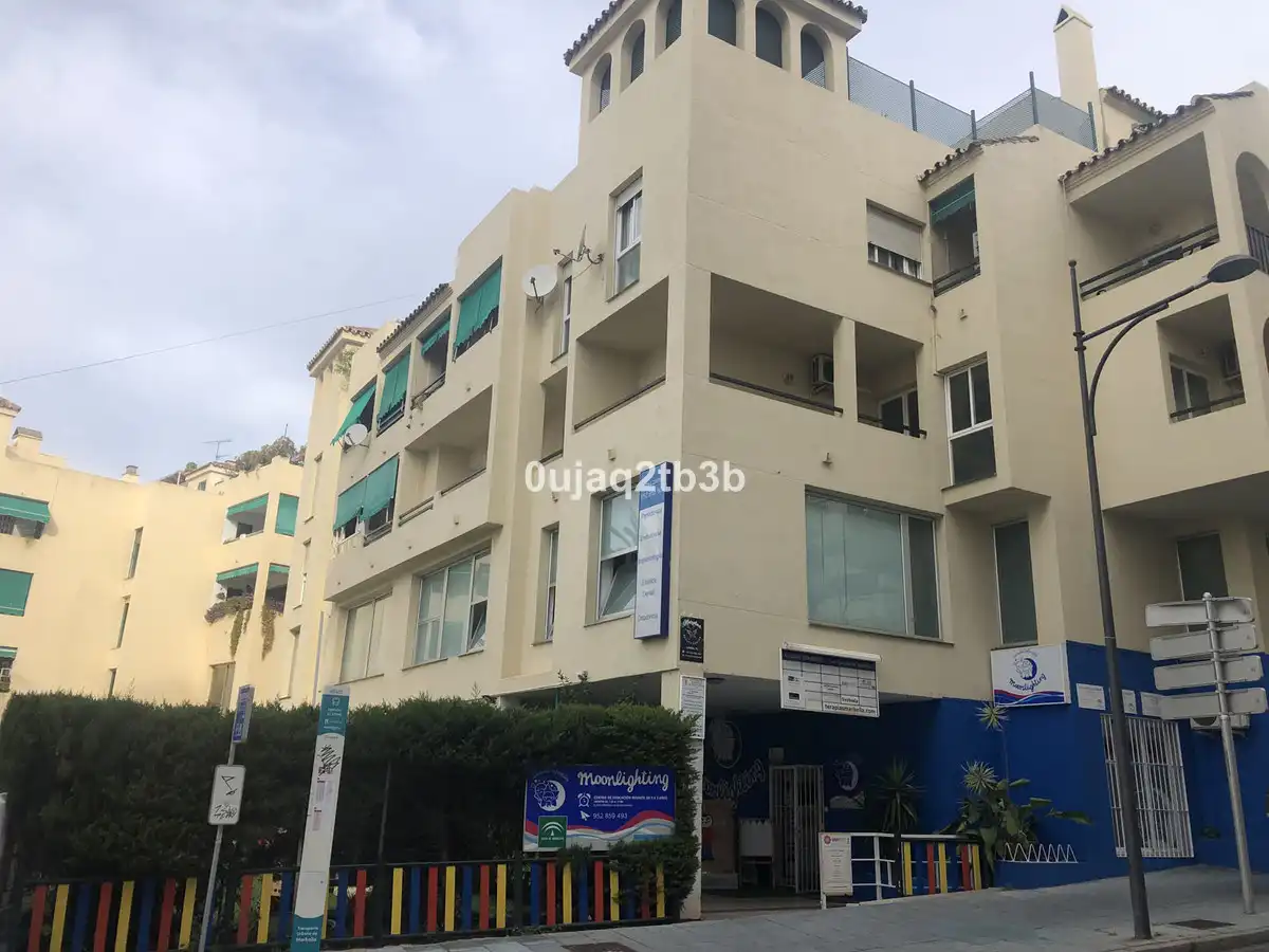 Vista exterior de Pis en venda en Marbella amb Aire condicionat, Terrassa i Traster