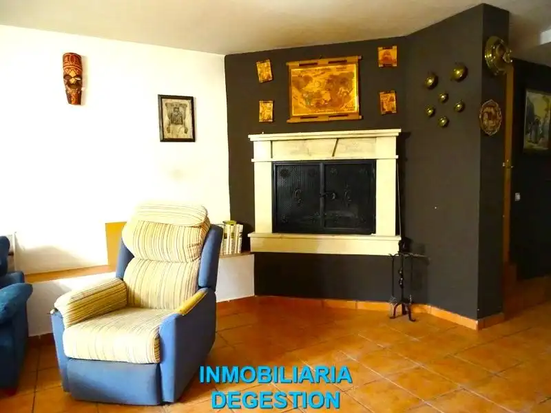 Sala d'estar de Casa o xalet en venda en Linares amb Aire condicionat, Calefacció i Jardí privat