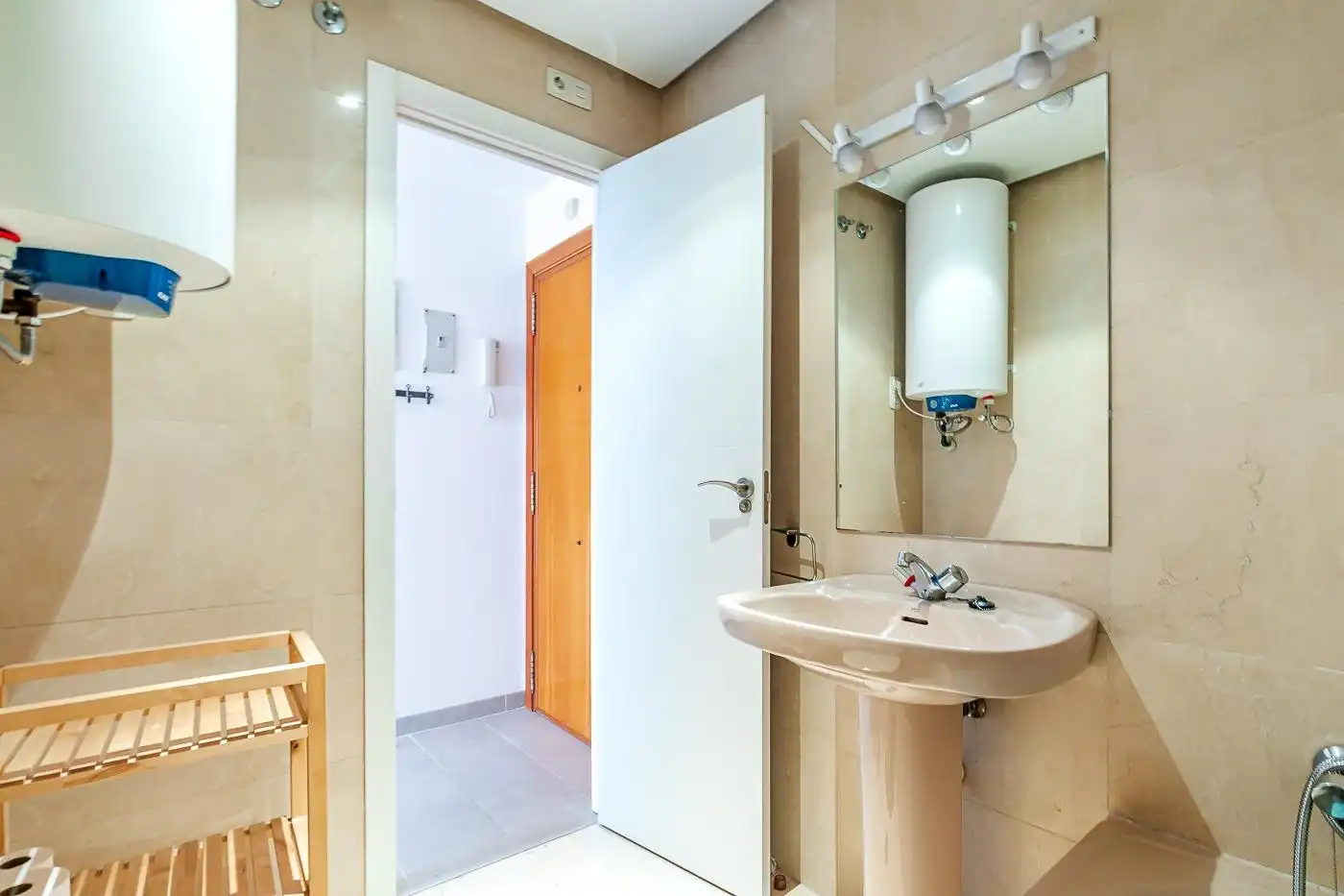 Baño de Apartamento de alquiler en Madrid con Aire acondicionado, Calefacción y Amueblado