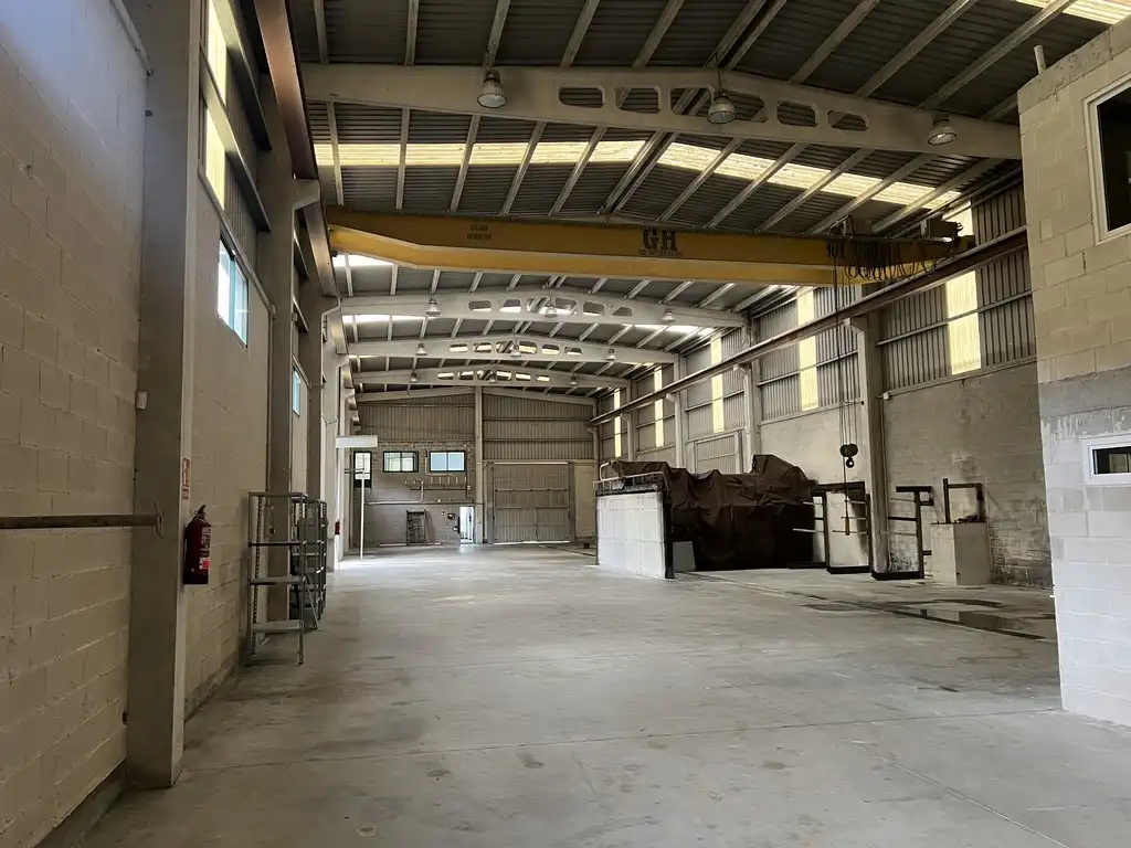 Industrial buildings for rent in Cambre 