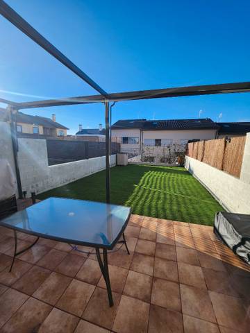 Casa adosada en Venta en Calle Saja-Besaya en Villalbilla pueblo