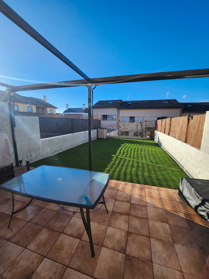 Casa adosada en venta en Calle Saja-Besaya, Villalbilla pueblo