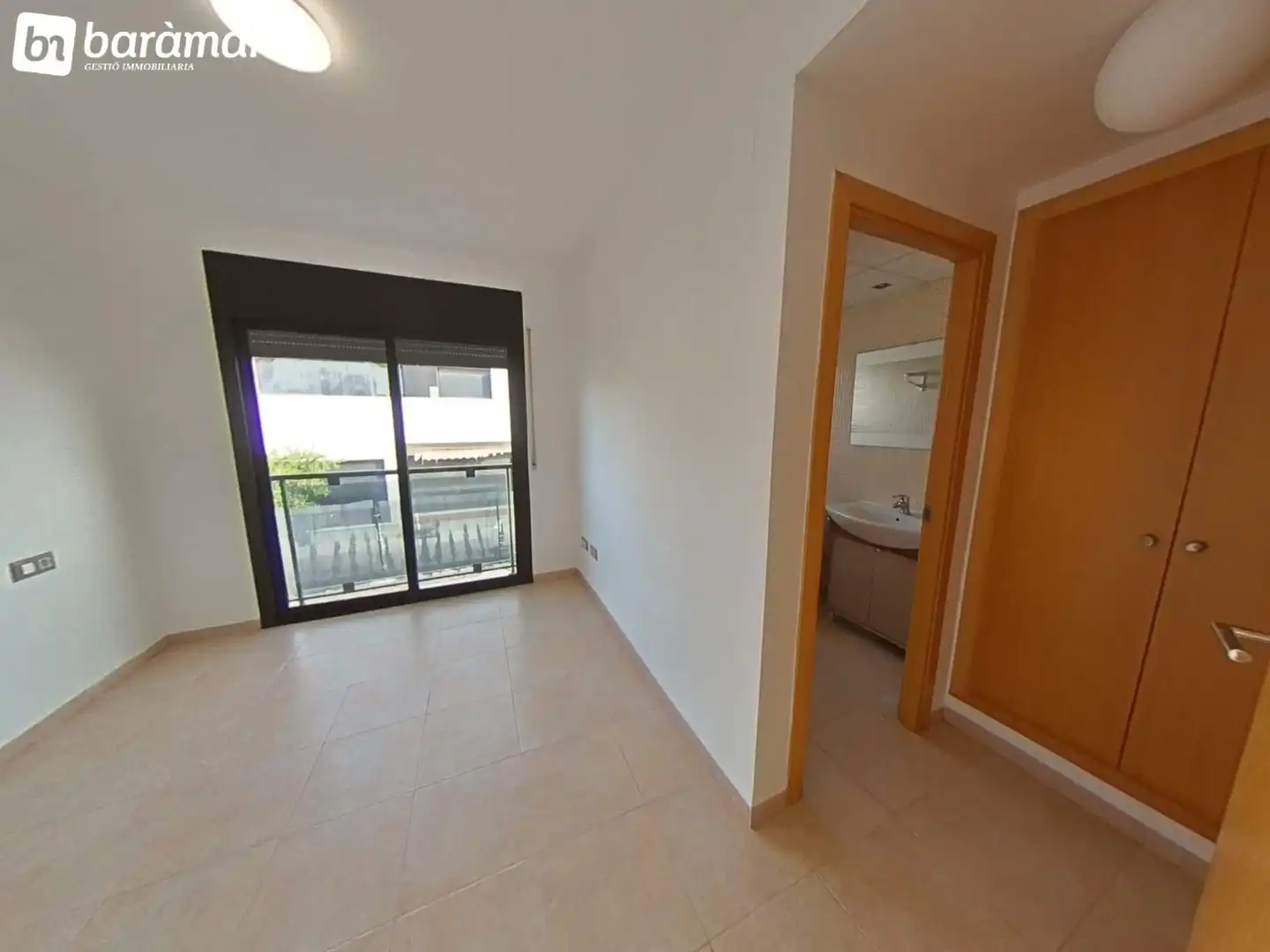 Habitación de Casa adosada en venta en Roda de Berà con Aire acondicionado, Calefacción y Jardín privado