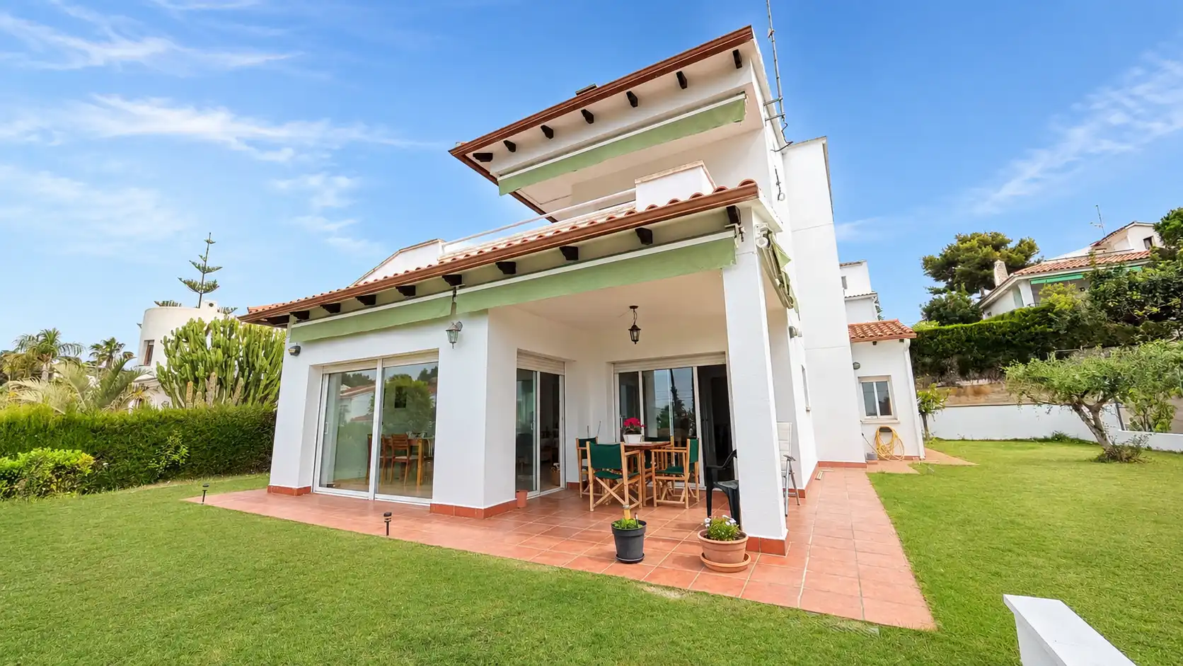 Vista exterior de Casa o chalet en venta en Cunit con Aire acondicionado, Jardín privado y Terraza