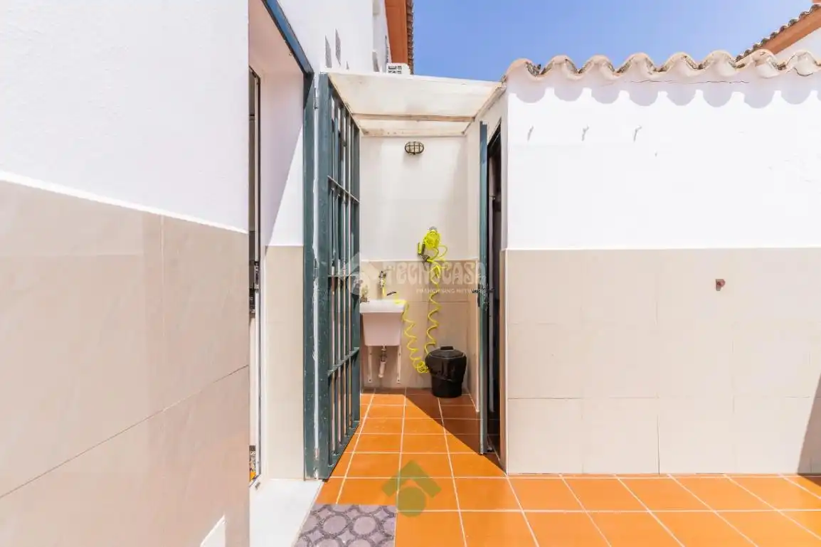 Vista exterior de Casa adosada en venda en Puerto Real amb Balcó