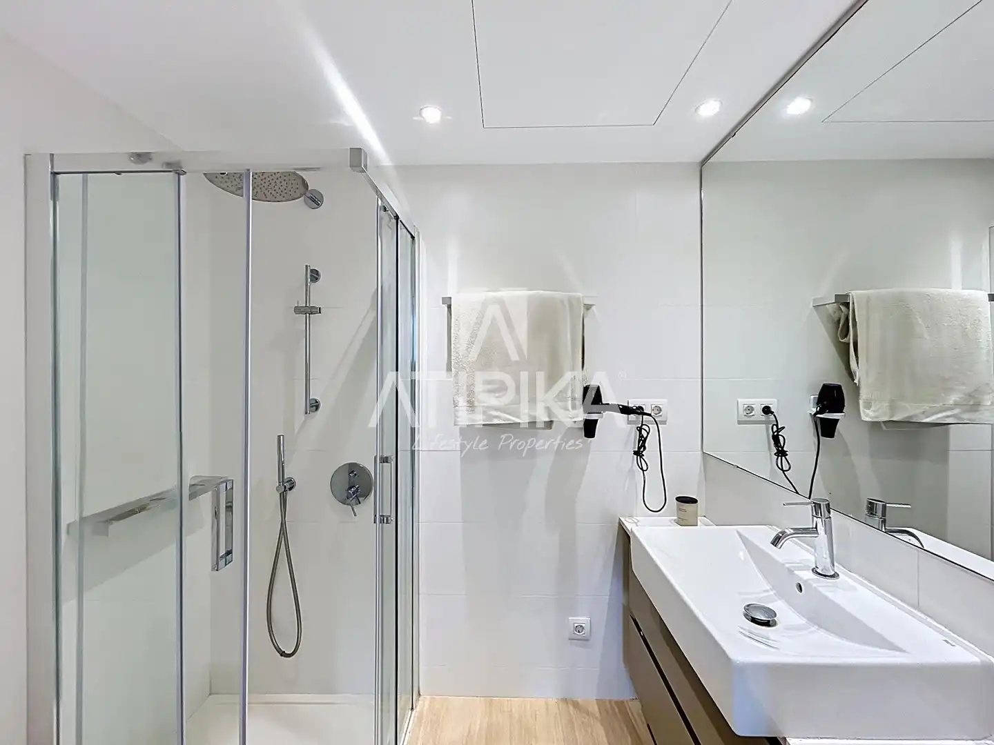 Bathroom of Flat for rent in Barcelona  with Air Conditioner, Parquet flooring and Terrace