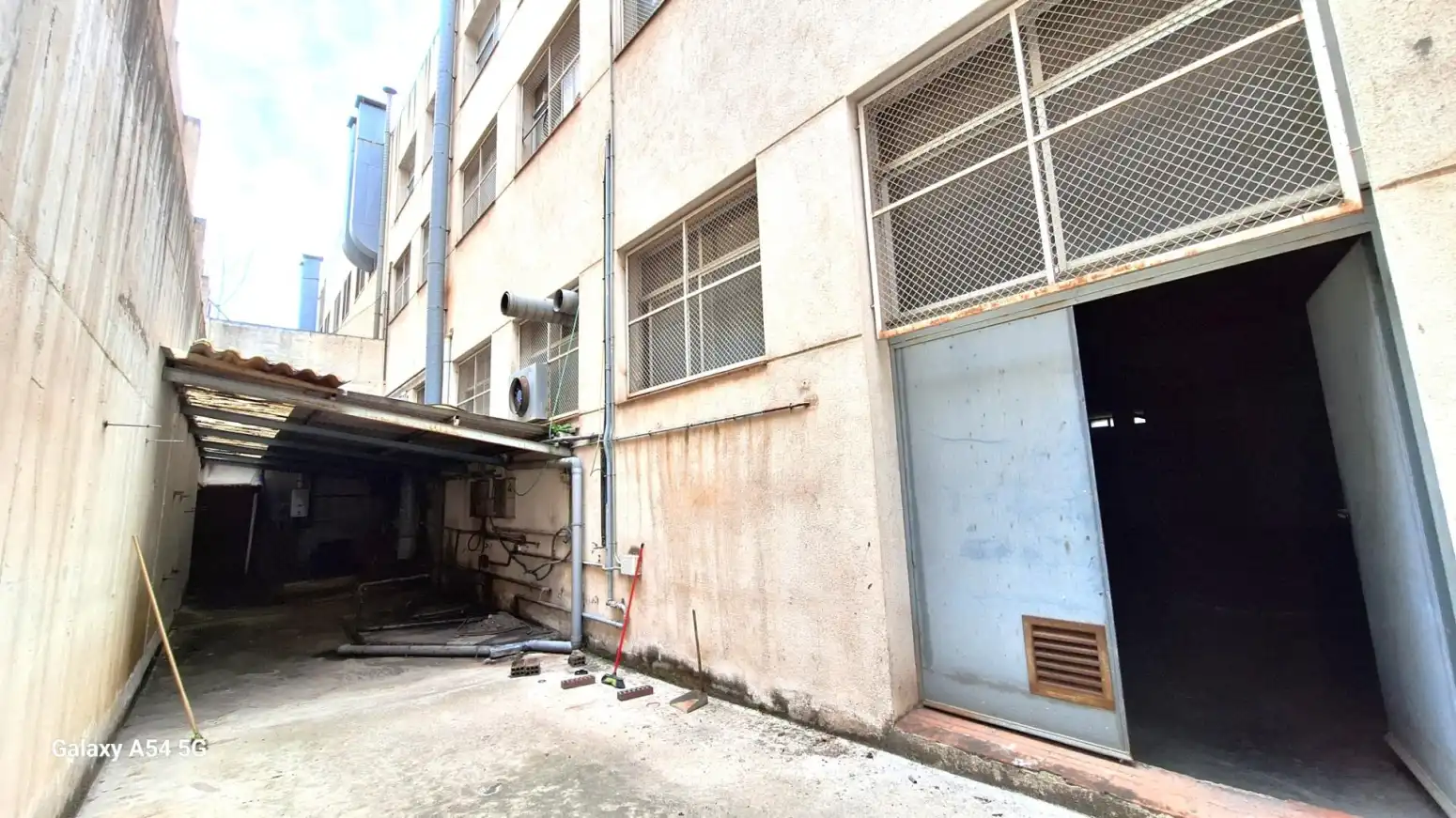 Außenansicht von Fabrikhallen zur Miete in Mataró