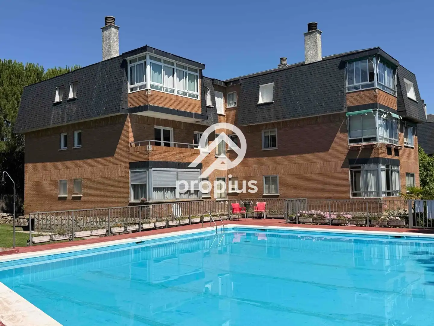 Vista exterior de Piso en venta en Hoyo de Manzanares con Calefacción, Parquet y Terraza