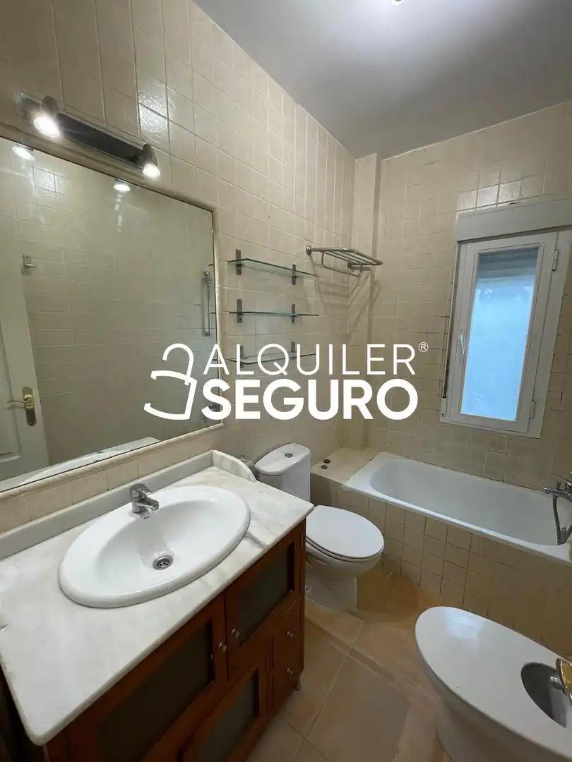 Bany de Pis de lloguer en Madrid amb Aire condicionat i Calefacció