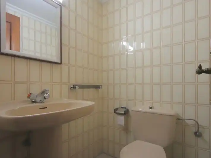 Baño de Oficina de alquiler en Pontevedra Capital  con Amueblado